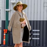 Máxima, bist du es? Ihrem extravaganten Outfit nach zu urteilen, könnte die niederländische Königin auch mit einer Stil-Ikone der 50er-Jahre verwechselt werden. Zum XXL-Hut kombiniert sie ein Etuikleid, über das sie lässig einen Mantel geworfen hat – beides stammt von Máximas Lieblingslabel: Natan Couture. Die Pumps sind von Gianvito Rossi und passen farblich zur Clutch. 