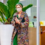 Königin Máxima greift anlässlich des Besuchs der Region Noord-Limburg zu einem bunten Eyecatcher-Mantel. Zum opulenten Blumenmuster des Mantels kombiniert die Royal ein wadenlanges Kleid in der Farbe Grün. Passend dazu wählt die Dreifach-Mama einen Hut in einer ähnlichen Farbe aus und setzt dem Look mit ebenfalls grünfarbenen Pumps das i-Tüpfelchen auf. 