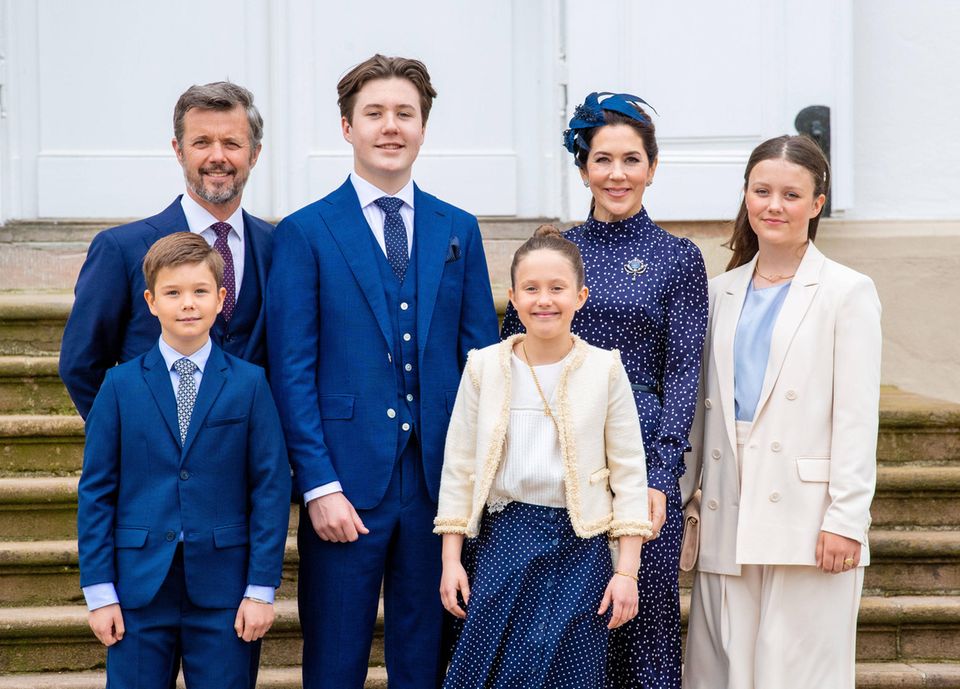 Prinzessin Mary: Prinz Frederik und Prinzessin Mary mit ihren Kindern Prinz Christian (2. v. l.), Prinzessin Isabelle (r.) und den Zwillingen Vincent und Josephine (vorne) Prinz Frederik und Prinzessin Mary mit ihren Kindern Prinz Christian (2. v. l.), Prinzessin Isabelle (r.) und den Zwillingen Vincent und Josephine (vorne)