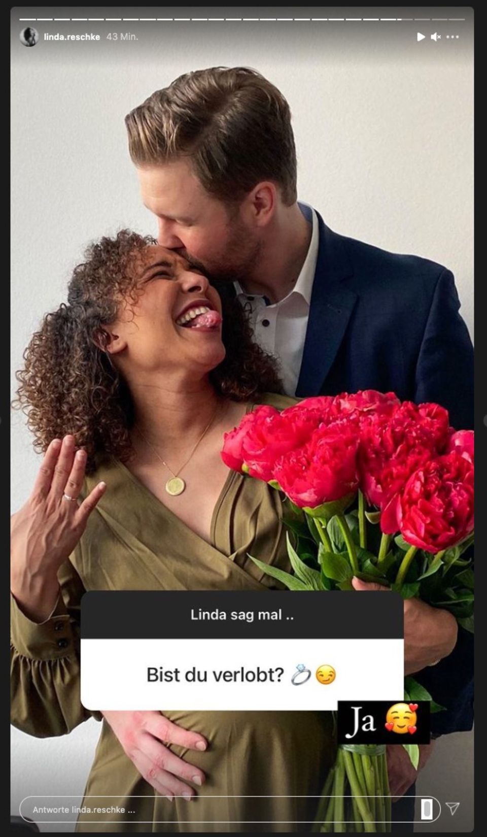 Ex-"Bachelor"-Kandidatin Linda Reschke: Linda Reschke zeigt stolz ihren Verlobungsring Linda Reschke zeigt stolz ihren Verlobungsring