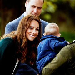 Auch die jüngsten Gäste kommen bei Herzogin Catherine und Prinz William nicht zu kurz. Kate begrüßt einen kleinen Jungen im Park und freut sich bestimmt schon darauf, bald die eigenen Liebsten wieder in die Arme schließen zu können. 