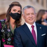 25. Mai 2021  Jordanien feiert den 75. Jahrestag seiner Unabhängigkeit. Am 25. Mai 1946 endete das britische Völkerbundmandat für Transjordanien, seitdem wird dieses Datum in Jordanien als Nationalfeiertag begangen. Zu den diesjährigen Feierlichkeiten im Raghadan-Palast in Amman erscheinen Königin Rania und König Abdullah II in Begleitung ihrer Familie.