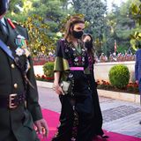 Stilsicher schreitet Königin Rania am Nationalfeiertag über den roten Teppich. Für ihren Auftritt wählt die Monarchin ein traditionelles Gewand, das vor allem durch die weiten Flügelärmel und aufwändigen Stickereien besticht.