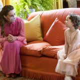 Die fünfjährige Krebspatientin Mila Sneddon hatte den großen Wunsch, eine echte Prinzessin kennenzulernen. Ganz aufgeregt und voller Freude sitzt sie nun mit Kate auf dem Sofa im Holyroodhouse. Das die Herzogin ebenfalls rosa trägt, gefällt Mila besonders gut. 