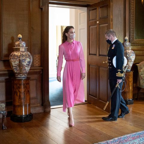 So stellt sich Mila eine Prinzessin vor: Herzogin Catherine trägt ein seidenes Blusenkleid in verschiedenen Pink- und Rosatönen. 