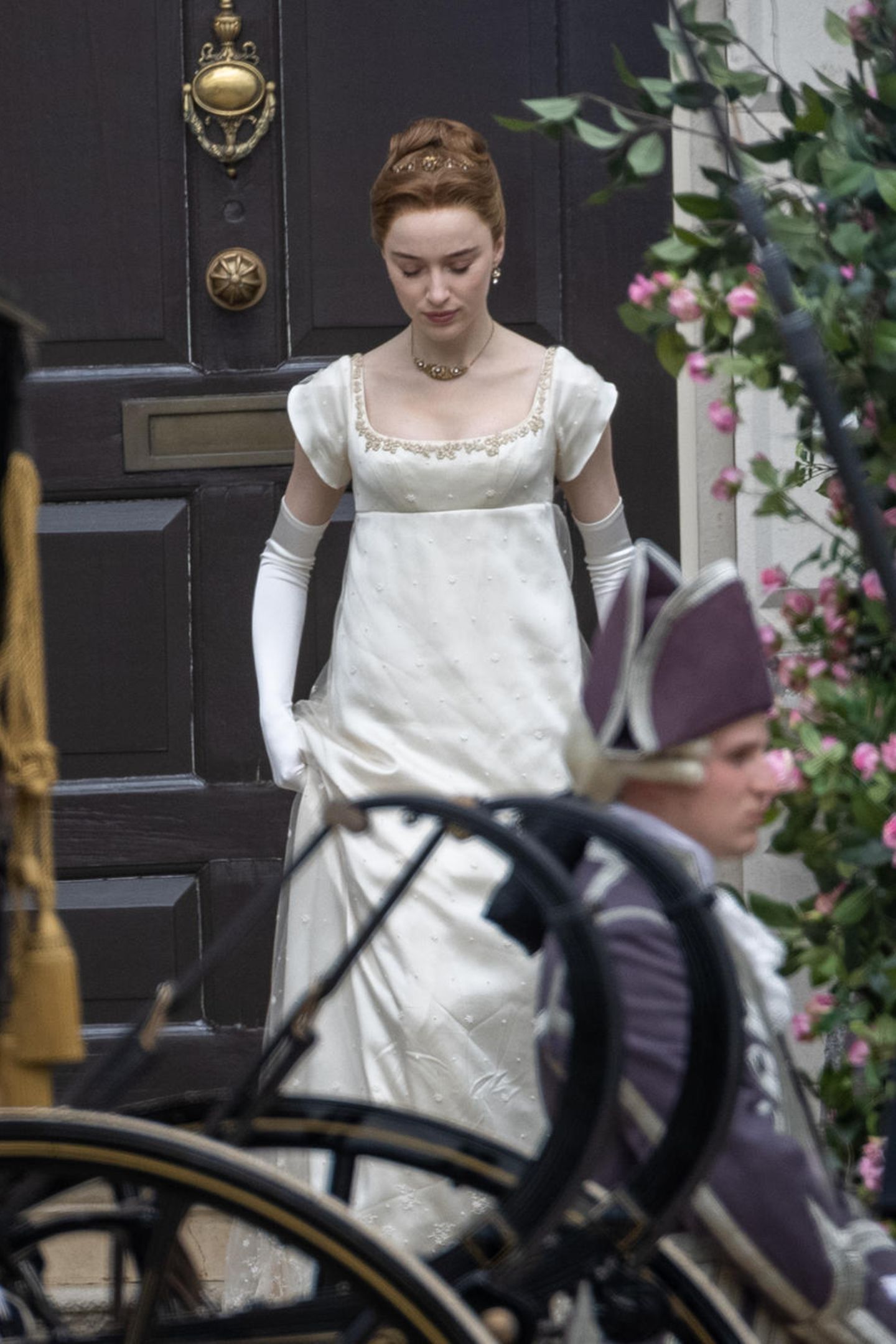 Sie ist zurück am Set. Schauspielerin Phoebe Dynevor zeigt sich elegant, wie es sich für ihre Rolle als Herzogin von Hastings gehört, bei den Dreharbeiten der zweiten Staffel von "Bridgerton" und wartet auf ihren Einsatz für die nächste Szene. 