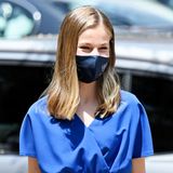 Zum Blau des Kleides passend trägt sie eine dunkelblaue Maske mit dem Wappen ihrer Schule Santa María de los Rosales und darunter das Motto "Sin Pérdida de Su Luz",was  übersetzt soviel wie "Ohne dein Licht zu verlieren" bedeutet.