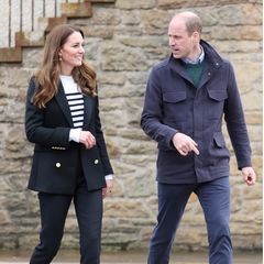 Auf ihrer Schottlandreise zeigt sich Herzogin Catherine in diesem lässigen Outfit. Besonders ihre Schuhe stechen ins Auge. Die sportlichen Sneaker von Veja sind nämlich nicht nur stylisch, sondern auch bezahlbar (ca. 125 Euro). Und das weiß nicht nur Kate. Auch Meghan Markle hat die Allrounder längst in ihrem Kleiderschrank.