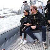 Bereits 2018 trägt Meghan Markle Sneaker der gleichen Marke bei den Invictus Games in Sydney. Sie kombiniert ein wesentlich sportlicheres Outfit zu den weißen Sneakern mit schwarzen Details. Genau das ist der Beweis: Diese Schuhe scheinen zu allem zu passen.
