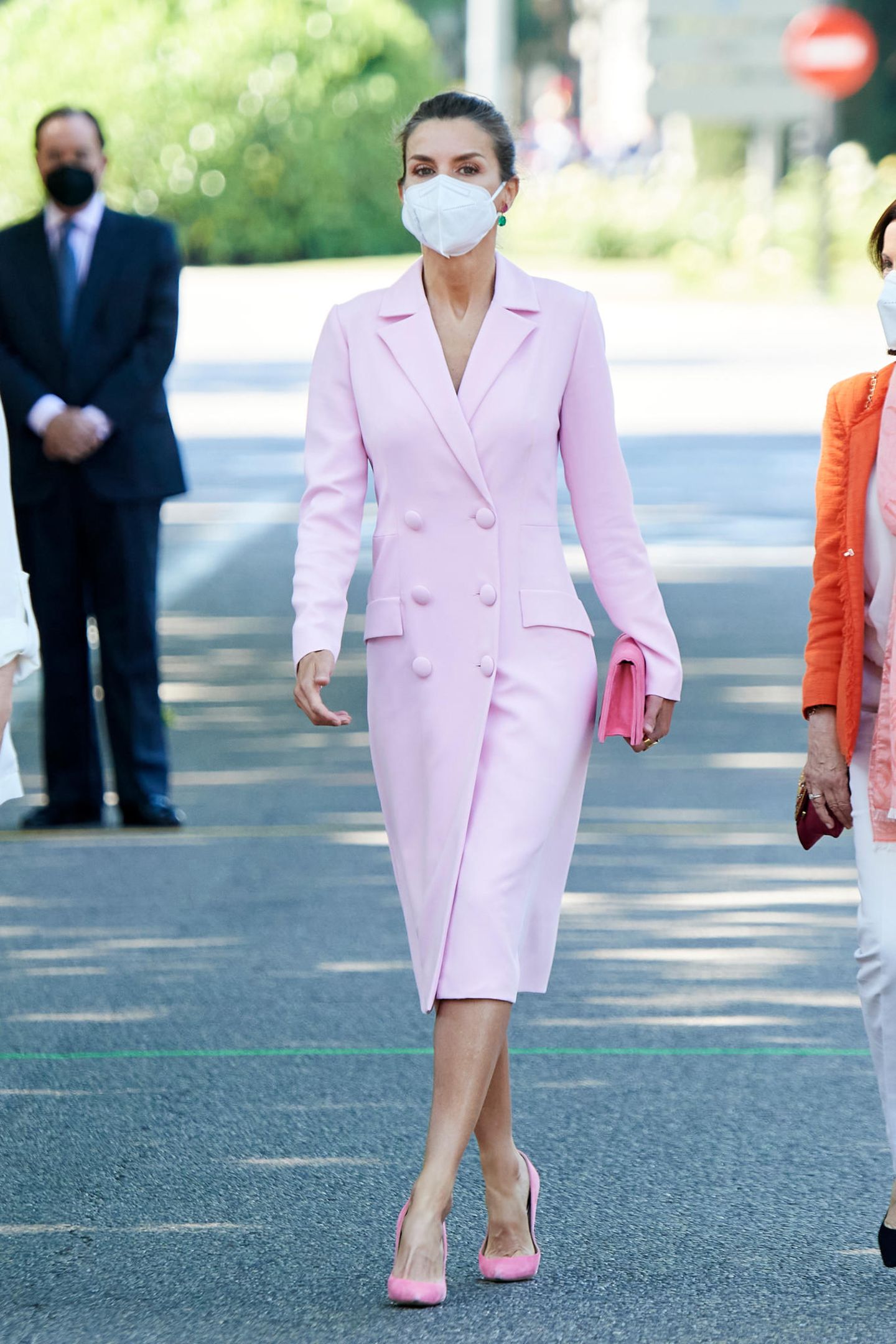 Ein Traum in Rosa! Bei einem offiziellen Termin zeigt sich Königin Letizia von Spanien in diesem traumhaften Outfit. Sie kombiniert das figurbetonte Blazerkleid mit roséfarbenen Samt-Pumps und einer pinken Clutch. Ihre Ohrringe wählt sie allerdings in einem ganz anderen Ton ...