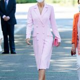 Ein Traum in Rosa! Bei einem offiziellen Termin zeigt sich Königin Letizia von Spanien in diesem traumhaften Outfit. Sie kombiniert das figurbetonte Blazerkleid mit roséfarbenen Samt-Pumps und einer pinken Clutch. Ihre Ohrringe wählt sie allerdings in einem ganz anderen Ton ...