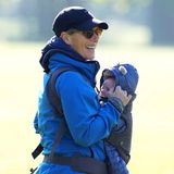 29. Mai 2021  Da ist er! Bei schönstem Sonnenschein besucht Zara Tindall den Reitplatz in Houghton, Norfolk, und da sie diesmal nicht mit Kinderwagen sondern mit Babytragetasche unterwegs ist, können wir endlich einen ersten Blick auf ihren süßen Lucas werfen, der am 21. März zur Welt gekommen ist. 