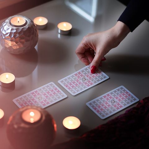 Tarotkarten legen: Frau legt Tarotkarten.