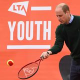 Auch Gatte Prinz William bleibt während der Tennisstunde im "Craiglockhart Tennis Centre" problemlos am Ball.