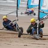 Am Strand der schottischen Kleinstadt St. Andrews dürfen sich Herzogin Catherine und Prinz William im Strandsegeln ausprobieren. In den windbetriebenen Fahrzeugen liefert sich das ehrgeizige Paar ein rasantes Wettrennen, das für sichtlich Spaß sorgt.