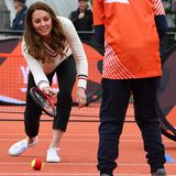 Ups, dieser Ball ging wohl daneben! Herzogin Catherine nimmt's sportlich und meistert während ihrer Schottlandreise zusammen mit einigen Schülern die Übungen aus dem Jugendprogramm des britischen Tennis-Dachverbandes "Lawn Tennis Association".