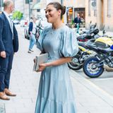 In Stockholm wird der jährliche "Astrid Lindgren Memorial Award" verliehen. Hierzu wirft sich Kronprinzessin Victoria von Schweden besonders in Schale und begeistert dabei mit ganz herzerwärmenden Accessoires. Zu ihrem Satin-Kleid mit verspielten Puffärmeln greift sie nämlich zu ganz besonderem Schmuck. An ihren Ohren strahlen, wie am Jahr zuvor, Ohrringe mit einem silbernen "Pippi Langstrumpf"-Anhänger. Um ihren Hals trägt sie eine Kette mit einem Pferde-Anhänger, der den Charakter "Kleiner Onkel" aus dem Kinderbuch von Astrid Lindgren darstellen soll. Was für eine süße Idee!