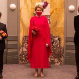 Pink gewinnt: Bei der Verleihung des Piano-Wettbewerbs trägt Königin Mathilde ihr bekanntes pinkfarbenes Cape-Kleid der Marke Natan, Mund-Nasenschutz und Blumen sind perfekt darauf abgestimmt, die goldenen Heels setzen einen glänzenden Kontrast.