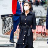 Bei der Einweihung der Gedenkstätte für die Opfer des Terrorismus in Vitoria-Gasteiz zeigt sich Königin Letizia von Spanien modisch von ihrer besten Seite: Sie trägt ein schwarzes Maxikleid mit Volants von Leyre Doueil. Durch das Band an der Taille wirkt das Kleid sehr feminin. Dazu kombiniert sie schwarze Slingback Pumps von Carolina Herrera und die Bespoke T. Handle Bag von Hugo Boss. 
