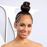 Heute hat sie es geschafft, Alicia Keys ist eine der berühmtesten Soul- und R&B-Sängerinnen, doch eine Sache scheint sich nicht verändert zu haben: Alicia Keys liebt nach wie vor den natürlichen Look, auch wenn es bei der Garderobe mittlerweile glamouröser zugehen darf. 