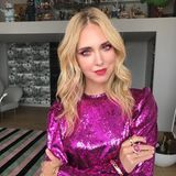 Influencerin Chiara Ferragni teilt gerne ihre Good-Hair-Days mit ihrer Fangemeinde auf Instagram. Und davon hat sie einige: Denn das blonde Haar der Mutter von zwei Kindern glänzt vom Ansatz bis zu den Spitzen. Ihr Styling-Geheimnis? Die Influencerin setzt am liebsten auf die Produkte von ghd. Kein Wunder, dass sie jetzt auch Gesicht der Marke ist. Die sanften Beach-Waves mit Wow-Faktor kombiniert die 34-Jährige zum Pailletten-Oberteil und setzt zusätzlich auf ein dramatisches Augen-Make-up in Rot-Lila-Tönen. 