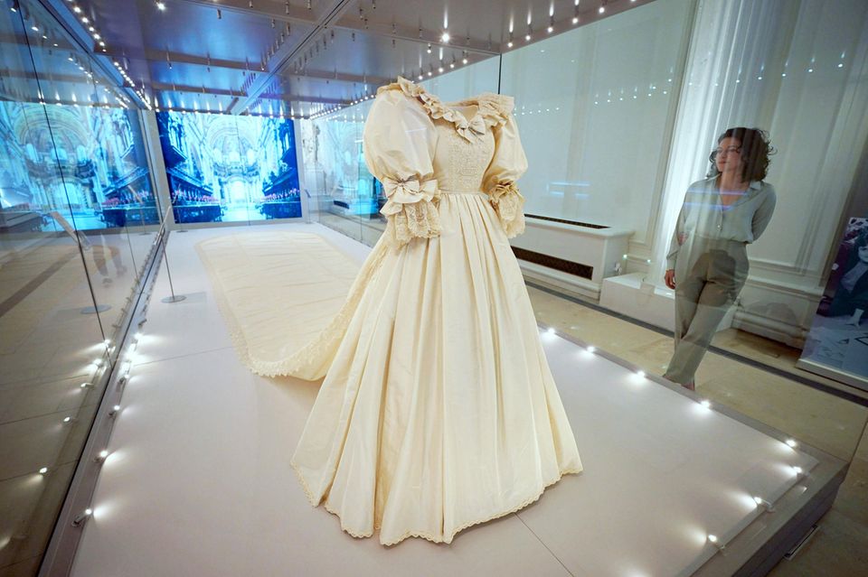 Das Hochzeitskleid von Prinzessin Diana wird im Kensington Palace ausgestellt. 