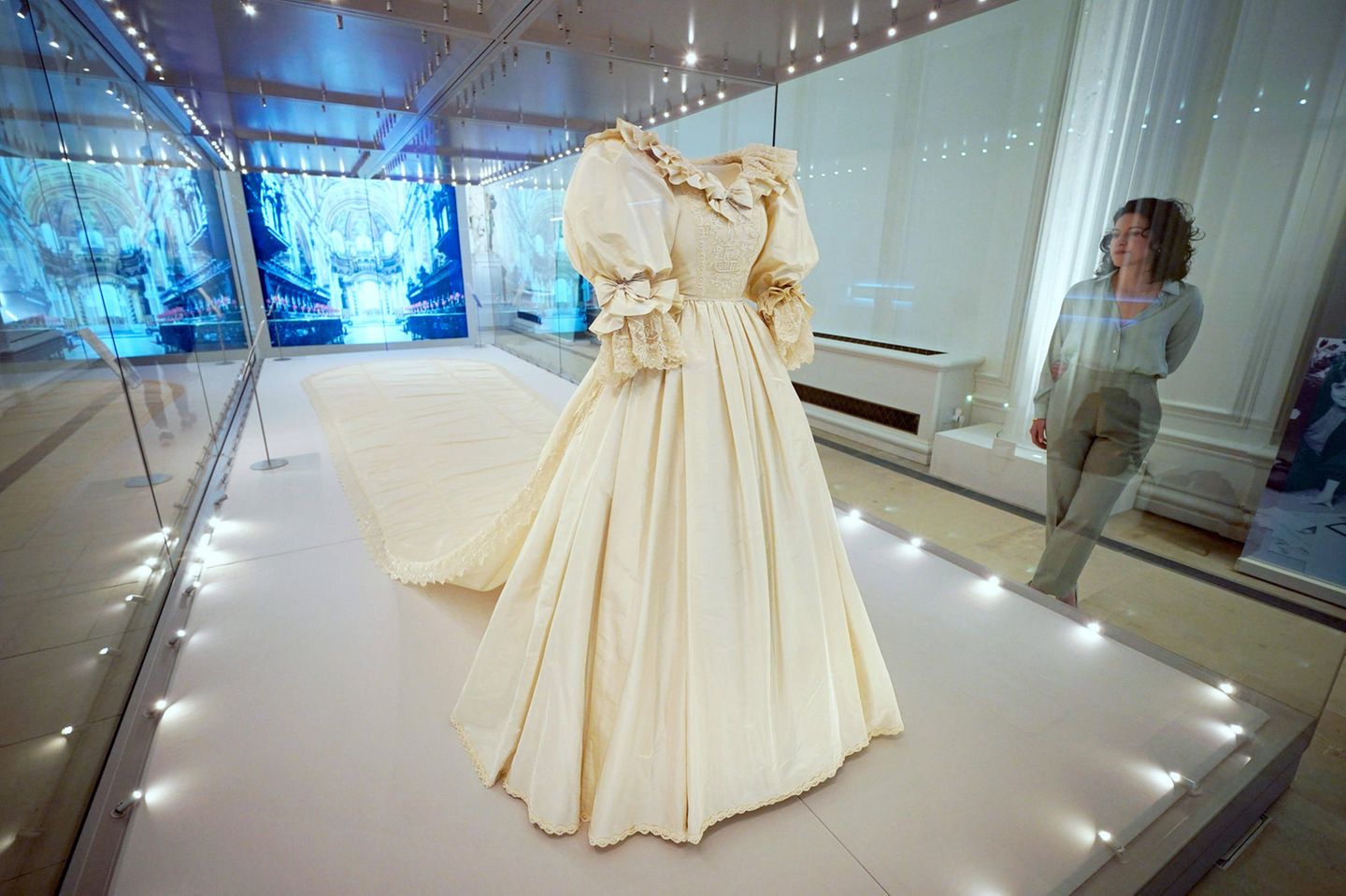 Prinzessin Diana: Hochzeitskleid in Kensington-Palast-Schau | GALA.de