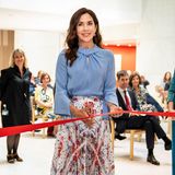 Mit floralem Faltenrock von Paul & Joe und eleganter Seidenbluse in Babyblau von Victoria Beckham weiht Prinzessin Mary nicht nur die Notaufnahme und das neue Mutter-Kind-Zentrum im Kopenhagener Herlev-Krankenhaus ein, sondern sie eröffnet auch gleichzeitig ihren ganz persönlichen Style-Sommer. 