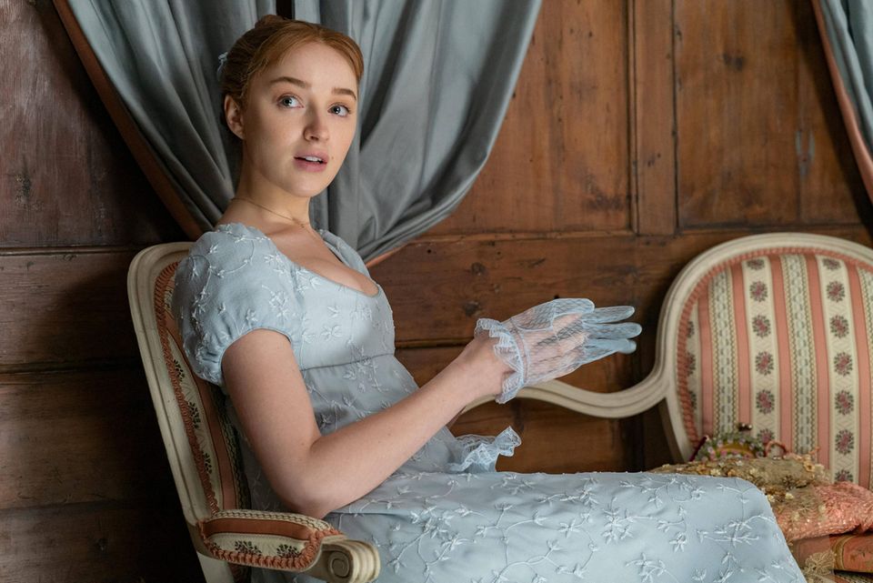 Lily Collins & Co. : Phoebe Dynevor am Set der Serie "Bridgerton" Phoebe Dynevor am Set der Serie "Bridgerton"