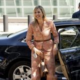 Königin Máxima besucht in Amsterdam das "Koninklijk Concertgebouworkest", also das Königliche Orchester, dessen Schirmherrin sie ist, und dafür hat sie sich diesen leichten, aber eleganten Sommer-Anzug mit Gürtel ausgesucht.