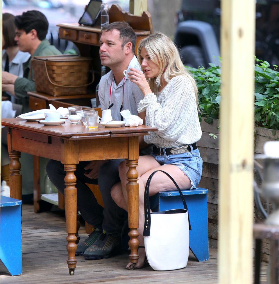 Kaffeepause: Archie Keswick und Sienna Miller genießen ihre Zweisamkeit in einem Café.
