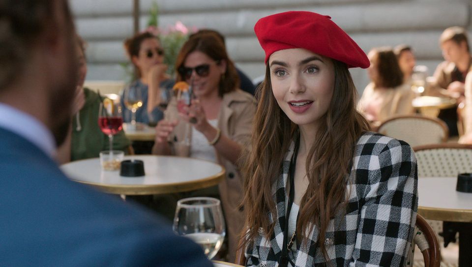 Lily Collins & Co. : Lily Collins als Emily Cooper in der Serie "Emily in Paris" Lily Collins als Emily Cooper in der Serie "Emily in Paris"