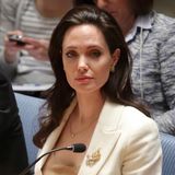 2015   Bei ihrer so wichtigen Arbeit für die UN zeigt sich Angelina Jolie stets elegant aber schlicht gestylt, zartes Make-up unterstreicht ihre Seriösität.