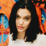 1997  Mitte der Neunziger ist Angelina spätestens mit der Rolle als eigenwillige Hackerin "Acid Burn" in dem Film "Hackers" weltbekannt geworden. Und die Rolle der eigenwilligen, aber sinnlichen Schönheit begleitet sie sogar heute noch.