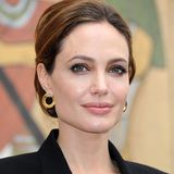 2012  Angelina Jolie ist über die Jahre ernsthafter geworden, und diese Ernsthaftigkeit steht ihr mit schlichten Hochsteckfrisuren auch ganz hervorragend.