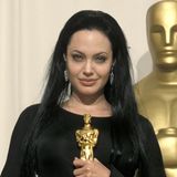 2000 Einige Wochen später kommt bei den Oscars gleich die nächste Style-Überraschung: Mit superlangem, schwarzem Haar und schön geschwungenem Eyeliner gewinnt Angelina ihren ersten Oscar.
