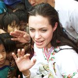 2002 Schon früh engagiert sich Angelina Jolie ehrenamtlich für Flüchtlinge. Als UNHCR-Sonderbotschafterin reist sie in viele Krisengebiete, wie hier in ein Flüchtlingslager an der Grenze von Thailand und Myanmar. Selbstverständlich verzichtet sie auf besonderes Styling oder Make-up und zeigt ihre ungeschminkte Schönheit.