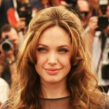 2007 Bei den Filmfestspielen in Cannes bezaubert Angelina Jolie mit hellerer Haarpracht und stylischer Brigitte-Bardot-Frisur. Das erste Jahr nach der Geburt von Tochter Shiloh hat sie noch schöner gemacht als sowieso schon.