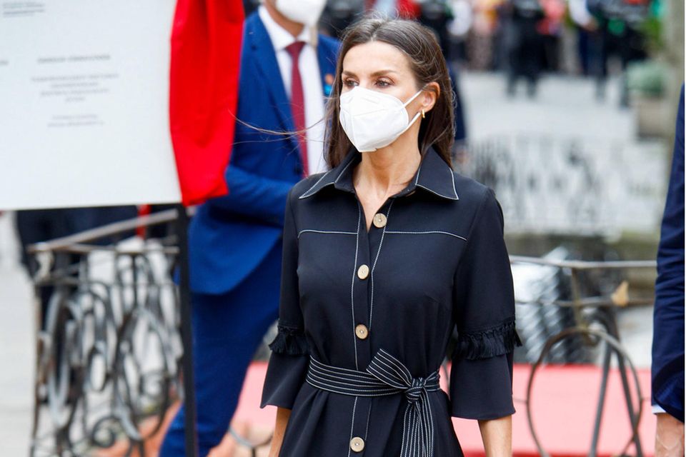 Máxima, Meghan + Co. : Königin Letizia setzt auf ein gestreiftes Band, das ihre schmale Silhouette betont. Königin Letizia setzt auf ein gestreiftes Band, das ihre schmale Silhouette betont.