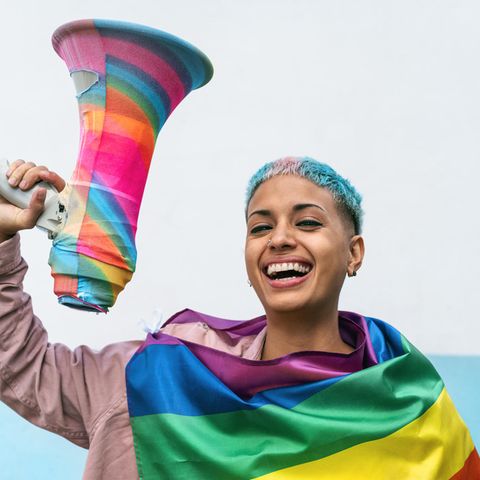 Queere Sprache: Eine Hilfestellung, junge Frau, Regenbogenfahne, Megafon