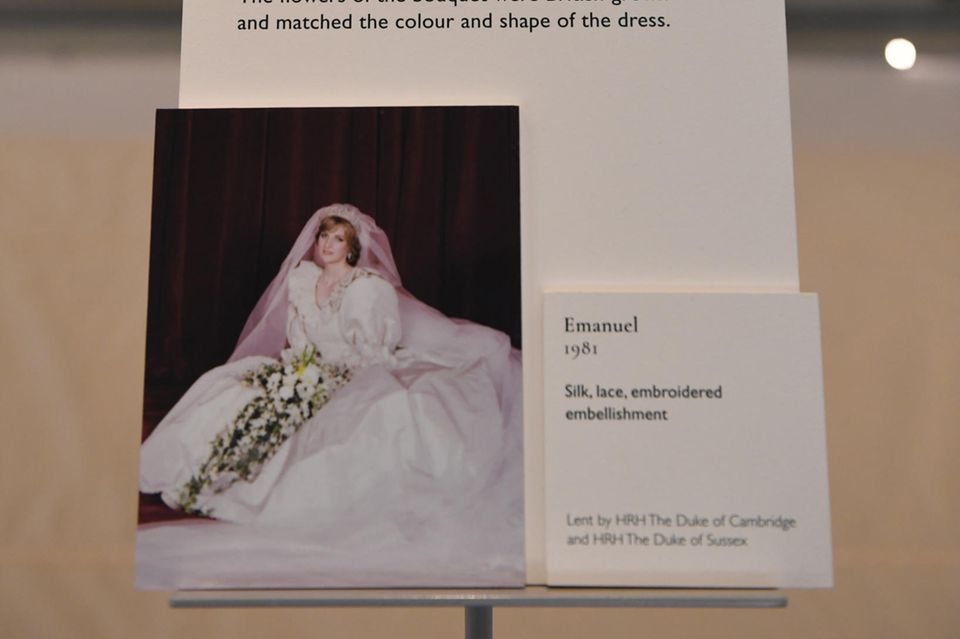 Prinz Harry: Zum Start der Ausstellung "Royal Style in the Making" wird im Hinweis auf die Leihgabe Prinz Harry noch als "königliche Hoheit" bezeichnet. Zum Start der Ausstellung "Royal Style in the Making" wird im Hinweis auf die Leihgabe Prinz Harry noch als "königliche Hoheit" bezeichnet.