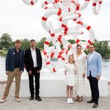 Auch Mama Victoria setzt auf ein cremeweißes Kleid aus Spitze von ByMalina (Preis rund 500 Euro). Bei genauerem Hinsehen sind auch auf ihrem Dress kleine Blümchenprints zu erkennen. Im Sommer einfach ein Klassiker! Im Gegensatz zu ihrer Tochter wählt sie dazu jedoch dunkelbraune Riemchensandalen. 