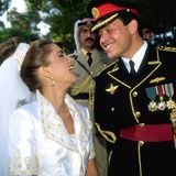 Das Glück kann man dem zukünftigen Königspaar wirklich ansehen, und das macht ihr Braut-Styling mit langem Tüllschleier am hohen Dutt befestigt noch schöner.