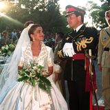 10. Juni 1993  Traumhochzeit im Königreich Jordanien: Prinz Abdullah heiratet seine Angebetete Rania Yasin im Königlichen Palast in Amman, und die zukünftige Königin strahlt dabei in einem schimmernden Satinkleid mit Jäckchen mit großem Kragen und aufwendigen, gold-floralen Stickereien.
