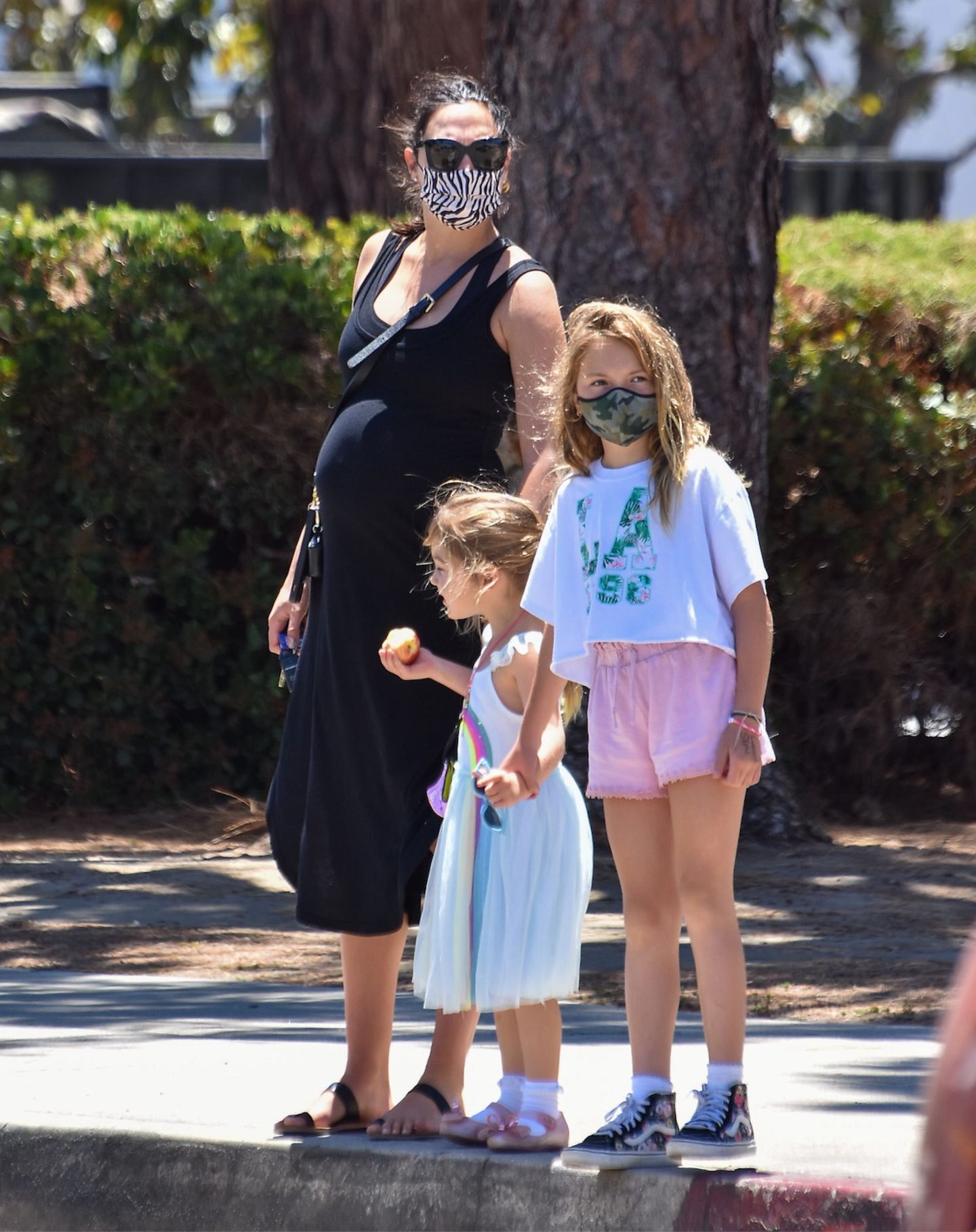 Es ist mehr als offensichtlich: Gal Gadot wird bald zum dritten Mal Mama. Ganz entspannt hüllt die "Wonderwoman"-Darstellerin ihre Babykugel in ein schwarzes Kleid und stylt eine Sonnenbrille sowie ein Paar Sandalen dazu. Wann genau der Nachwuchs zur Welt kommt, hat der Hollywood-Star bisher noch nicht verraten.