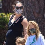 Es ist mehr als offensichtlich: Gal Gadot wird bald zum dritten Mal Mama. Ganz entspannt hüllt die "Wonderwoman"-Darstellerin ihre Babykugel in ein schwarzes Kleid und stylt eine Sonnenbrille sowie ein Paar Sandalen dazu. Wann genau der Nachwuchs zur Welt kommt, hat der Hollywood-Star bisher noch nicht verraten.