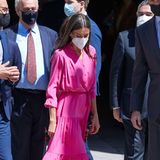 Pretty in Pink: Königin Letizia ist in ihrem knalligen Sommerkleid von Boss bei dem Besuch einer Ausstellungseröffnung in Madrid nicht zu übersehen. Kombiniert mit stylischen Sling Heels von Carolina Herrera wird daraus ein richtig royaler Gute-Laune-Look.
