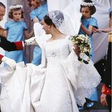 10. Juni 1967 Prinzessin Margrethe, die spätere Königin, ist bei ihrer Hochzeit mit dem französischen Grafen Henri Graf de Laborde de Monpezat, seither Prinz Henrik von Dänemark († 2018) ganz sicher die schönste Braut Dänemarks gewesen. Weiße Seide und edle Spitze in schlichter Eleganz werden von der Gänseblümchenbrosche abgerundet, die schon Margrethes Mutter Ingrid bei ihrer Hochzeit getragen hatte.