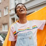 Auch C&A setzt im Pride Month auf "Genderless Fashion". Fernab von Geschlechtern und "Standardgrößen" geht es einmal querbeet durch die Farb- und Stilwelt. Die Kombination aus Latzhose und T-Shirt ist so lässig, die geht einfach immer. Latzhose und T-Shirt von C&A, ca. 25 bzw. 9 Euro.