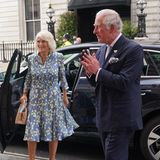 Für ihren gemeinsamen Abend im Royal Opera House in London haben sich Herzogin Camilla und Prinz Charles einen sommerlich Partnerlook in Blau ausgesucht – Camilla strahlt in ihrem floralen Kleid mit weißen Blüten besonders schön. Die beiden Royals genießen dort eine Aufführung des Royal Ballets.